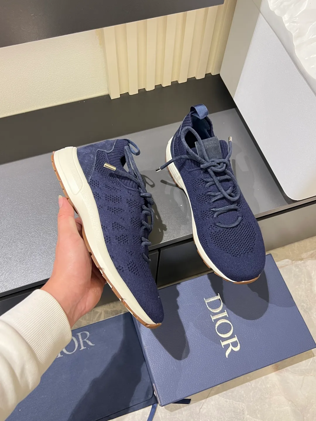 p380 Dior B80 sneakers are a new product of Dior men's series, focusing on comfort and fashion. The upper is made of breathable mesh + fabric splicing, which is lightweight and fits the shape of the foot, making it super comfortable for daily wear. The sole is made of rubber, which has great grip and wear resistance, and is suitable for commuting or light sports. The overall style is simple, the gray tone is versatile, and the shoelaces are adjustable for a more stable fit. Designed by Kim Jones, it is both practical and trendy. It is one of the new hot items in early spring①. size: 38-45 (45 customized)